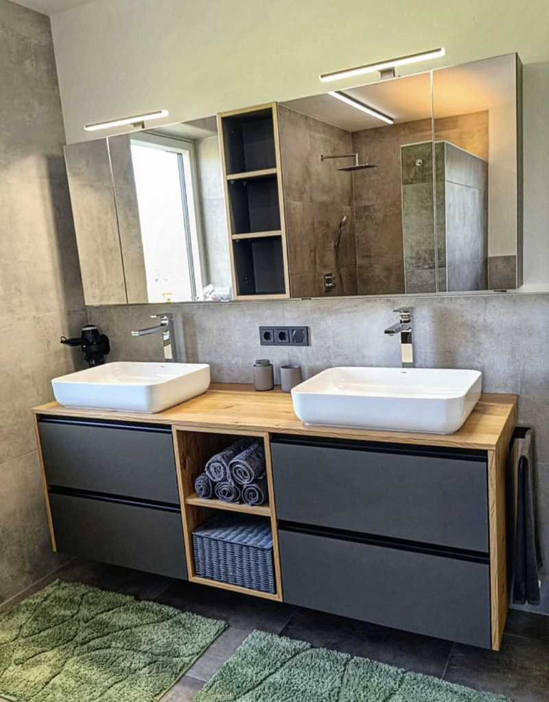Projekte: Modernes Badezimmer mit Doppelwaschbecken, Holzarbeitsplatte und großem Spiegel.